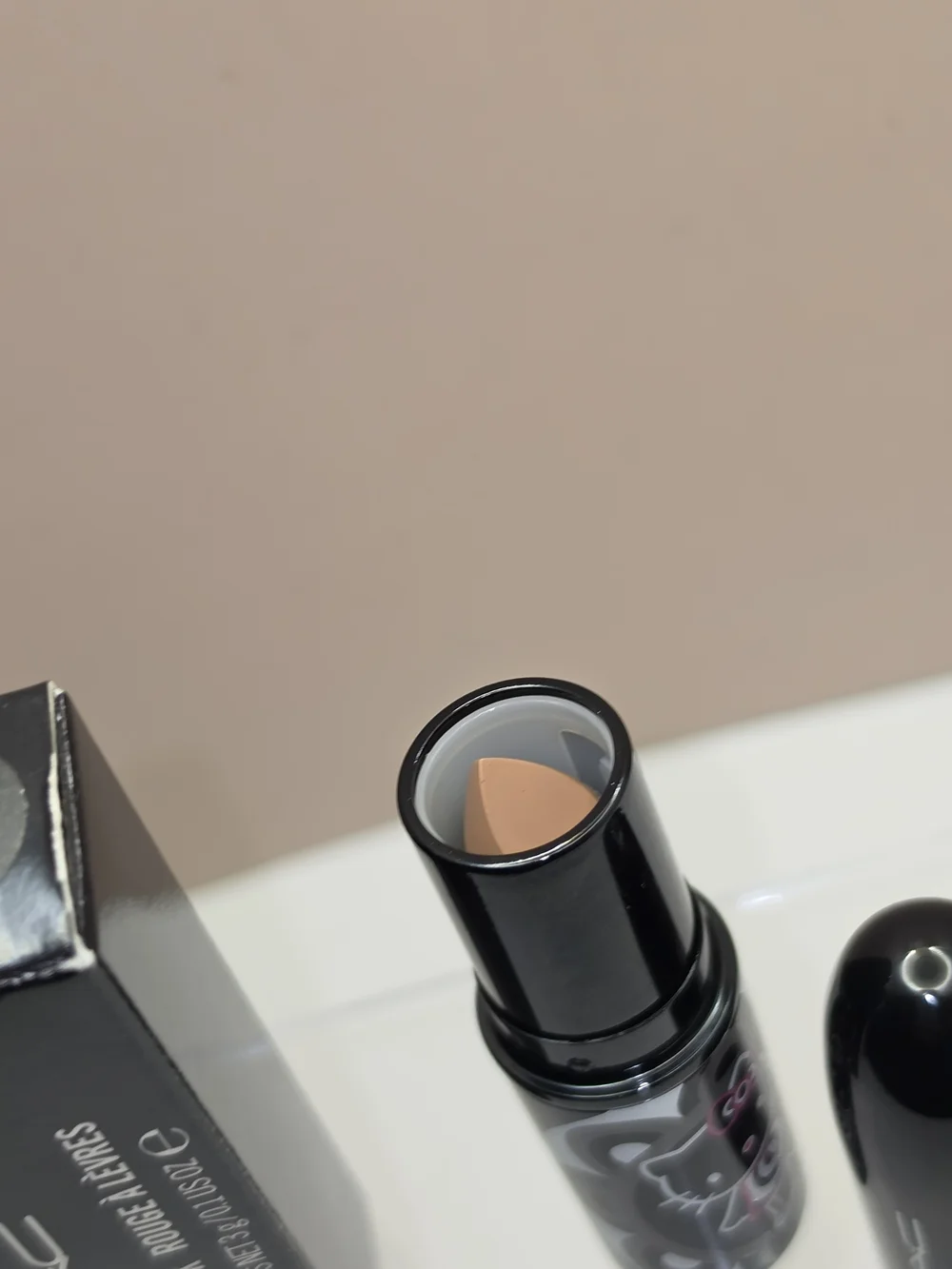 LIMITED EDITION MAC × HELLO KITTY LIPSTICK- 